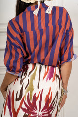 modella indossando Camicia in Cotone Leggero a Righe Bicolore Made in Italy colore