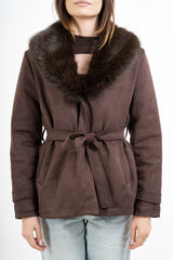 modella indossando Giacca ecocamoscio corta con collo in eco-pelliccia - Marrone colore