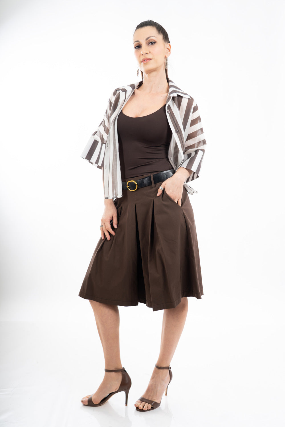 modella indossando Camicia corta a righe in tela velata misto tencel con manica ampia colore