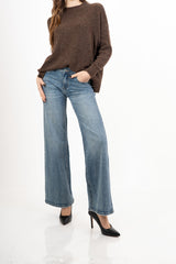 modella indossando Jeans straight leg in denim morbido con fondo used colore Denim Medio