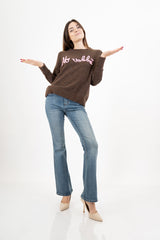 modella indossando Maglione girocollo “No vabbè” in misto lana ricamato colore