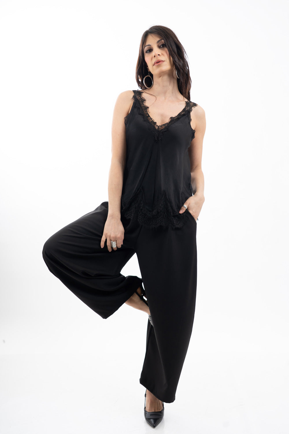 modella indossando Top con pizzo in viscosa satinata scollo a V colore