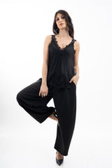 modella indossando Top con pizzo in viscosa satinata scollo a V colore