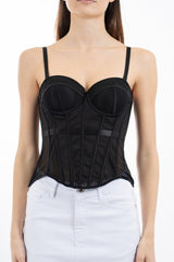modella indossando Bustier nero in microrete elasticizzata con coppe e stecche colore Nero Unica