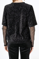 modella indossando Maglia over paillettes con manica lunga in microrete elastica colore