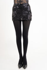 modella indossando Minigonna in microrete con paillettes e shorts interno colore