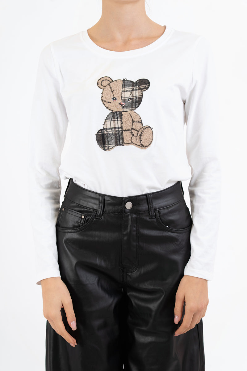 modella indossando Maglia TeddyMood in cotone elasticizzato colore PANNA Unica