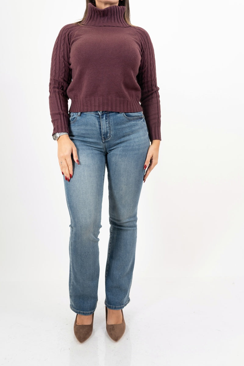 modella indossando Dolcevita CozyCable spalle treccia colore