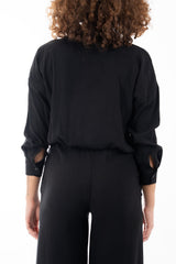 modella indossando Blusa con scollo incrociato e fondo elastico in misto viscosa colore