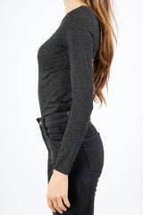 modella indossando Maglia basic girocollo in viscosa elasticizzata con filo laminato colore