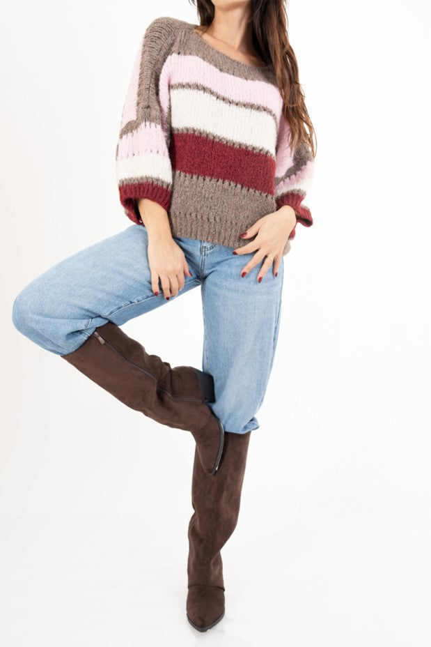 modella indossando Maglione ColorWave a righe in misto lana colore