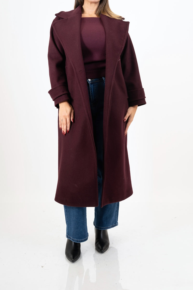 modella indossando Cappotto lungo in panno doppio petto con martingala ai polsi colore