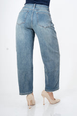 modella indossando Jeans mom fit a vita alta con fondo sfrangiato colore