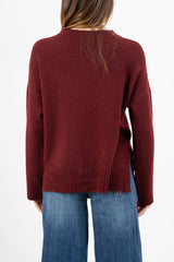 modella indossando Maglione over girocollo con fondo asimmetrico e spacchi laterali colore