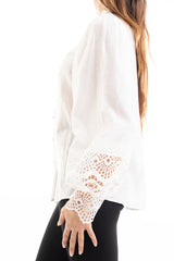 modella indossando Camicia ampia in viscosa con rouche al collo e macramé traforato colore