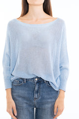 modella indossando Maglia in filato lurex a trama larga con manica pipistrello e apertura a goccia colore Celeste Unica