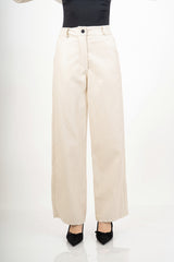 modella indossando Pantalone palazzo in ecopelle morbida con tasche e cuciture jeans - Beige colore