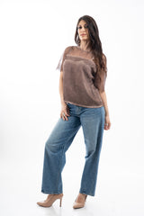 modella indossando Maglia over in viscosa con inserti in pizzo floreale colore