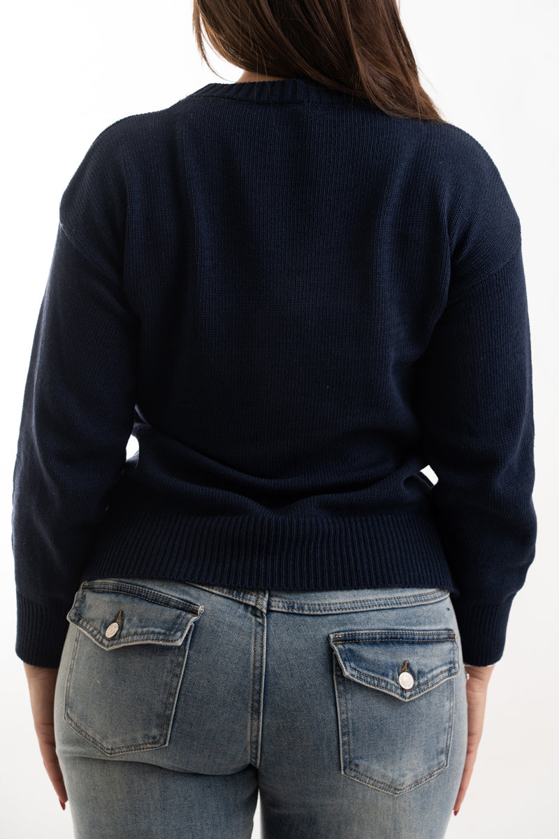 modella indossando Maglia over misto cotone con scritta ricamata “No Vabbé” colore
