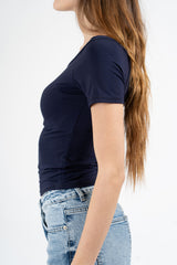 Maglia crop scollo barca in viscosa elasticizzata a manica corta.