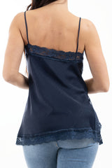 modella indossando Top satinato con pizzo e spalline sottili effetto lingerie colore