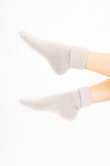 modella indossando Calze corte “Carezza” in filato morbido con bordo risvoltato colore Tortora Unica