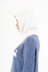 modella indossando Balaclava in maglia morbida Made in Italy colore