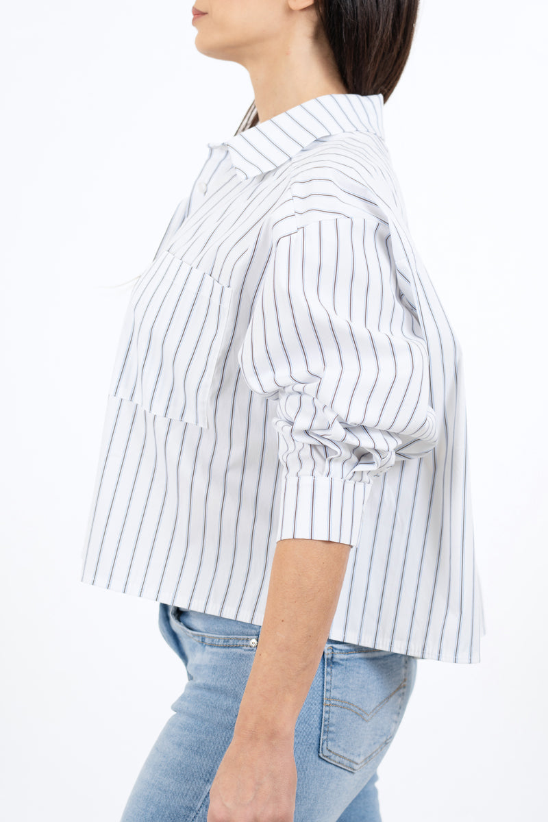 modella indossando Camicia rigata over in cotone con mostrina colore