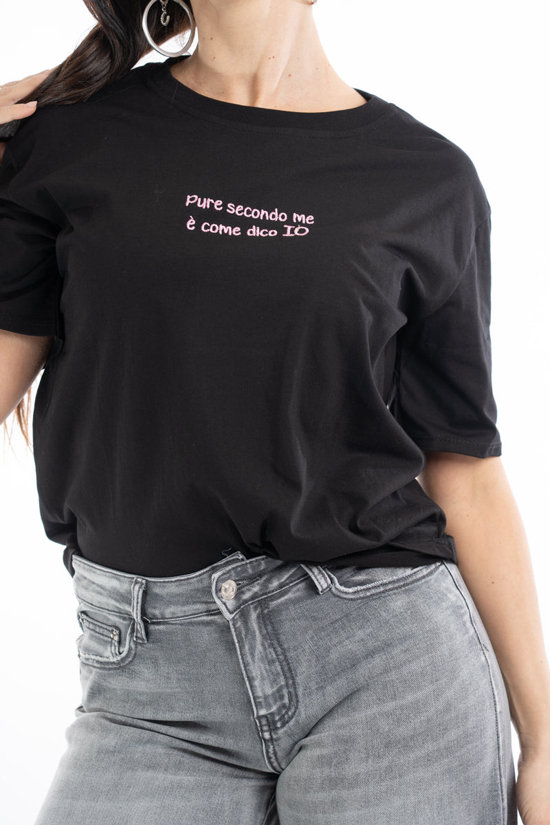 modella indossando T-shirt scritta “Pure secondo me è come dico io” colore Nero-rosa Unica