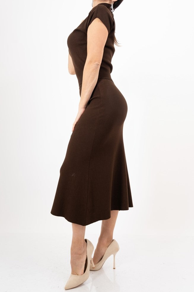 modella indossando Completo in maglia fine con dolcevita e gonna longuette in viscosa colore Marrone Unica