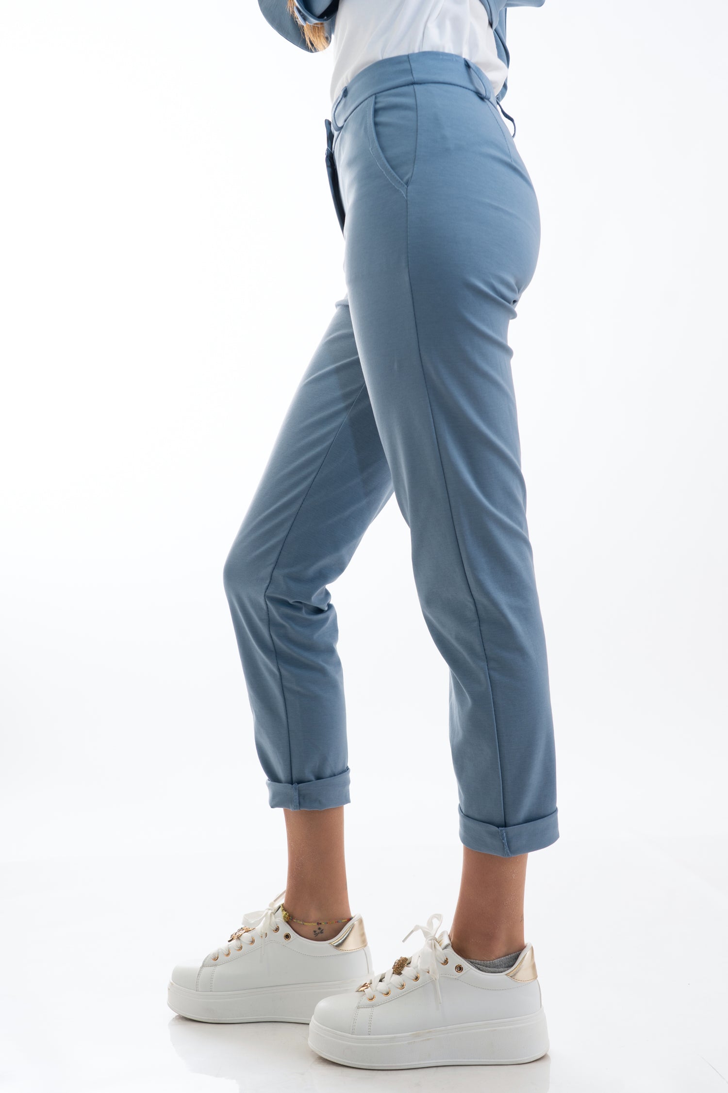 modella indossando Pantalone blu jeans elasticizzato con risvolto in misto cotone colore Blu Jeans
