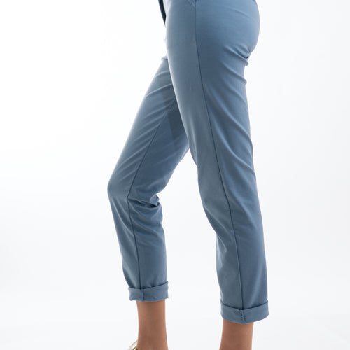 modella indossando Completo Blu jeans Elasticizzato colore