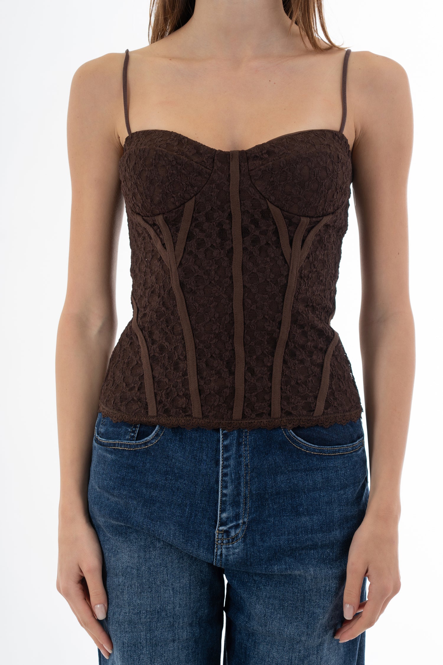 modella indossando Bustier in pizzo elasticizzato con coppe preformate e passamaneria al fondo colore Marrone Unica