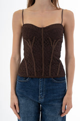 modella indossando Bustier in pizzo elasticizzato con coppe preformate e passamaneria al fondo colore Marrone Unica
