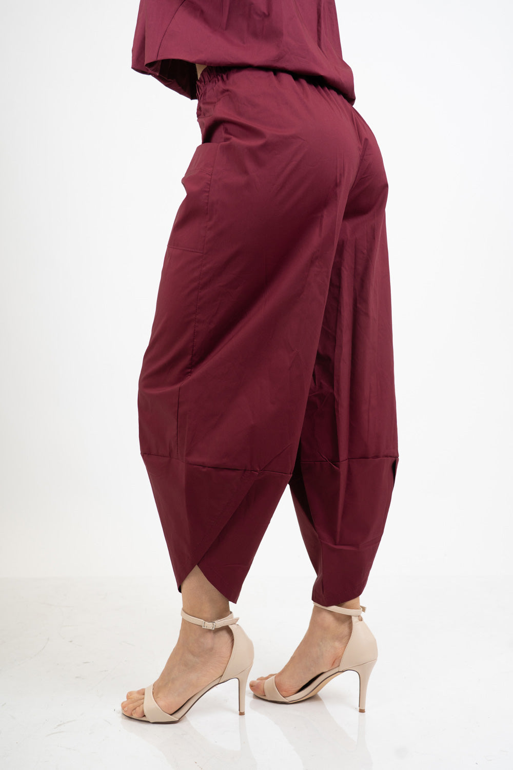 Pantalone ampio in cotone con tasconi e fondo con apertura laterale