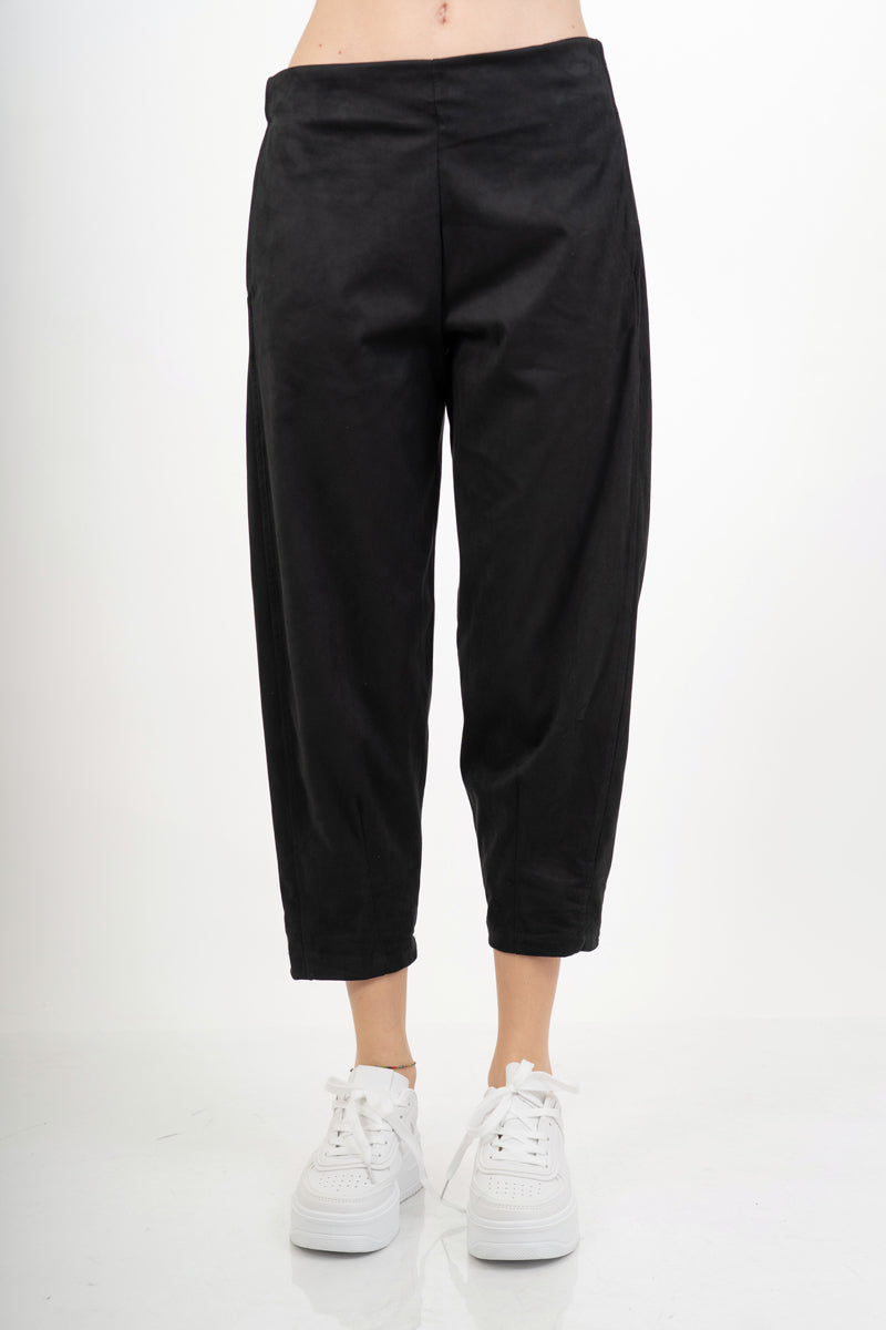 modella indossando Pantalone cropped in tessuto effetto dainetto elasticizzato colore