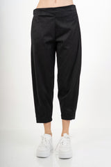 modella indossando Pantalone cropped in tessuto effetto dainetto elasticizzato colore