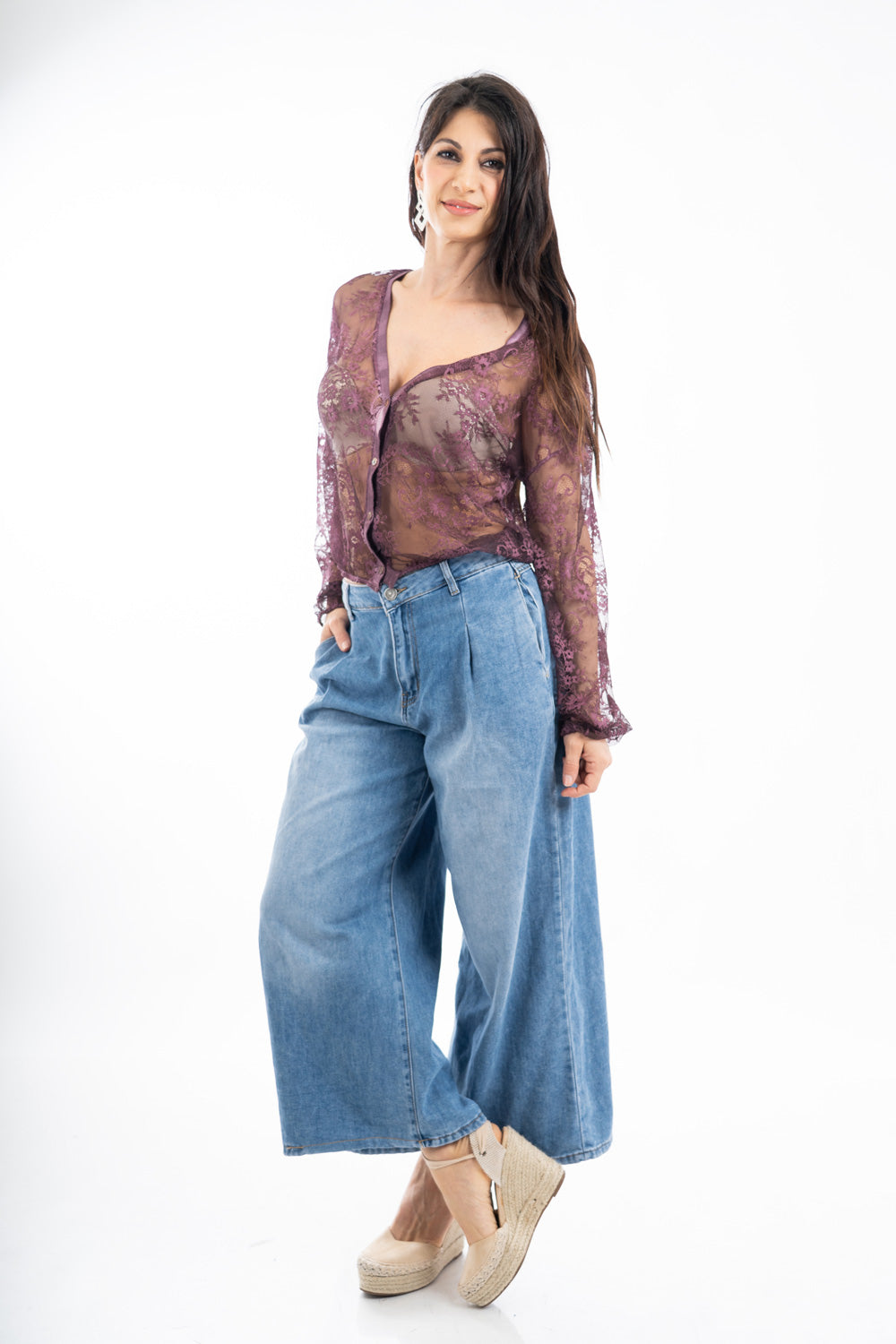 modella indossando Cardigan in pizzo floreale trasparente con scollo V colore