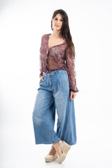 modella indossando Cardigan in pizzo floreale trasparente con scollo V colore