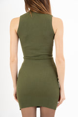 modella indossando Abito smanicato a costine in misto viscosa colore