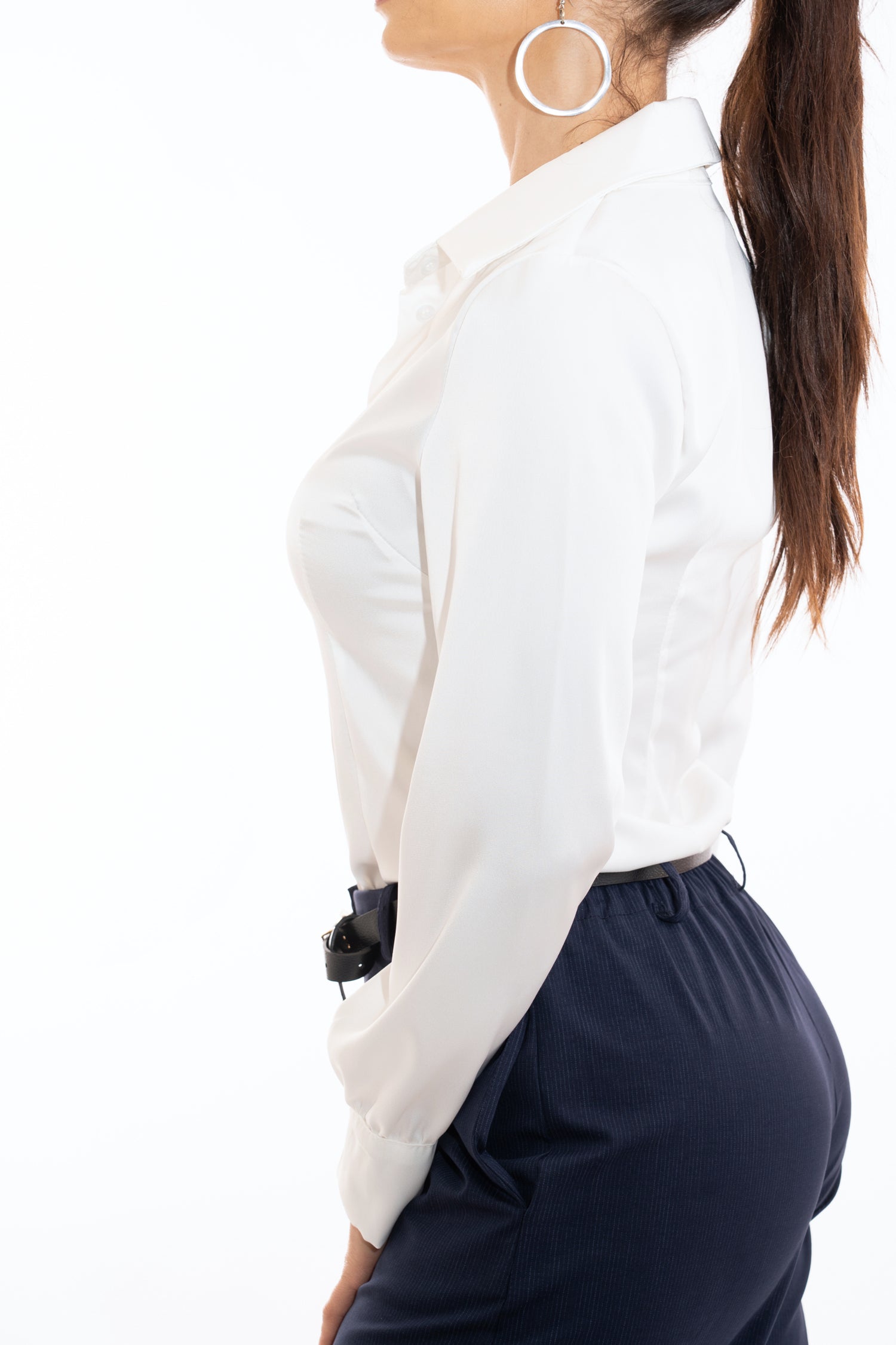 modella indossando Camicia in raso avvitata bianca colore