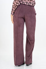 modella indossando Pantalone palazzo in velluto a costine Velvet Line prugna colore