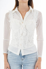 modella indossando Bustier in pizzo con coppe preformate, stecche rigide e rouche sullo scollo colore Bianco Unica