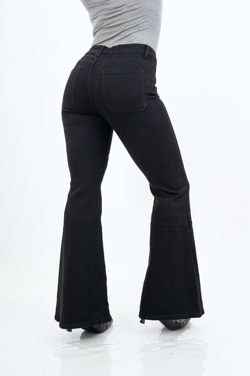 modella indossando Jeans zampa nero elasticizzato con tasche a toppa stile vintage colore