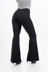 modella indossando Jeans zampa nero elasticizzato con tasche a toppa stile vintage colore