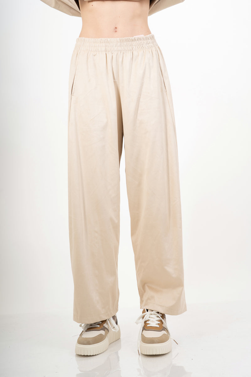modella indossando Pantalone wide leg in tessuto effetto dainetto elasticizzato colore