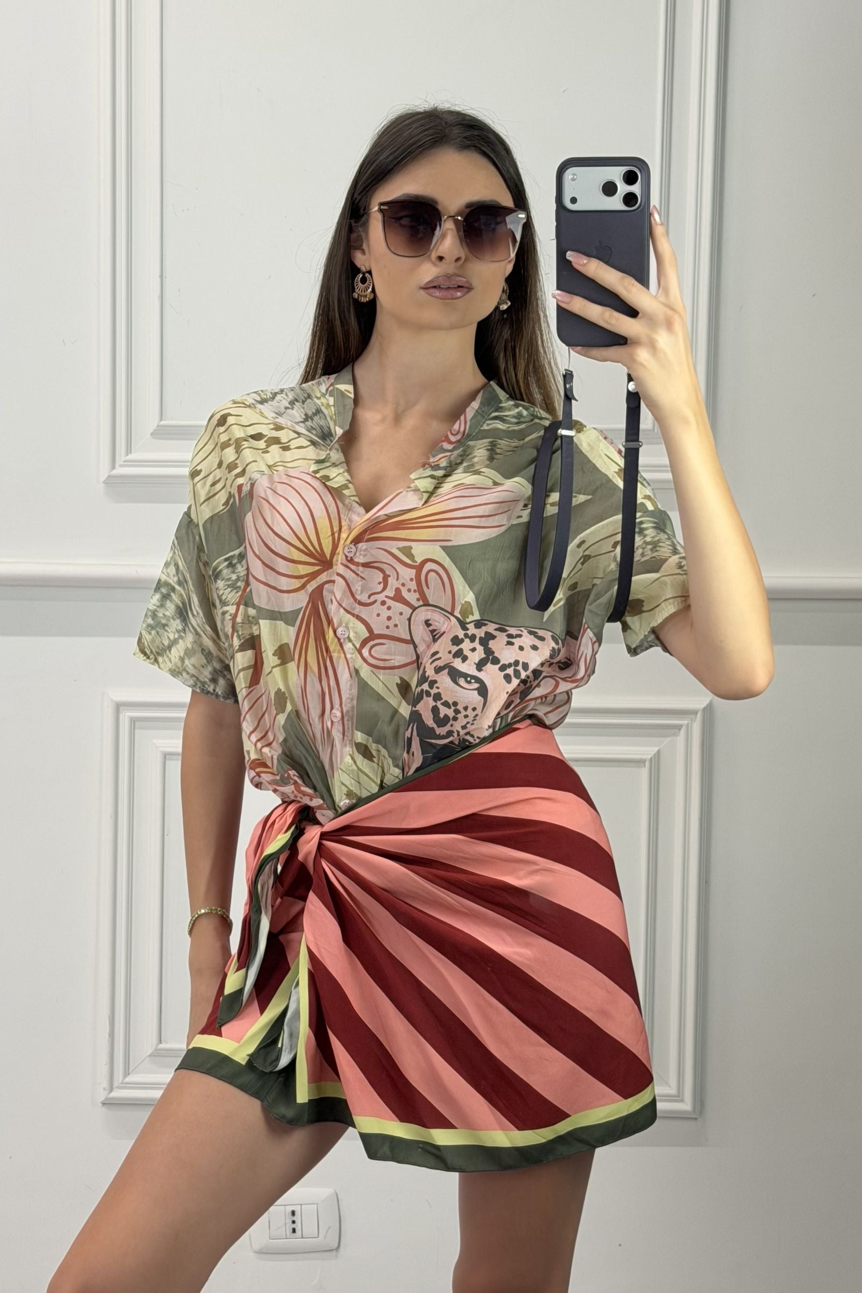modella indossando Completo Savana colore Marrone-Rosa Unica