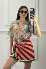 modella indossando Completo Savana colore Marrone-Rosa Unica