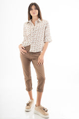 modella indossando Camicia in cotone 100% fantasia floreale provenzale con manica al gomito colore
