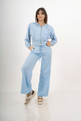 modella indossando Giacca felpa over con cappuccio e zip colore